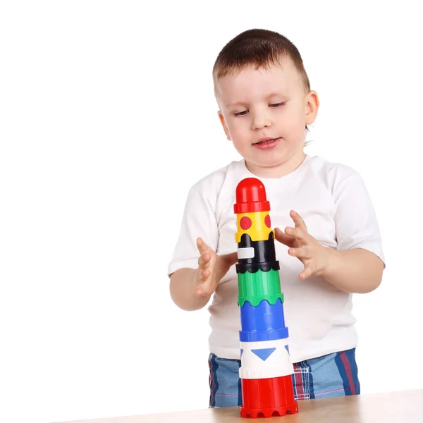 Liten pojke leker med färg pyramide — Stockfoto