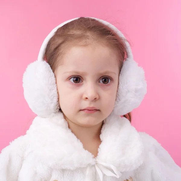 Criança vestindo earmuffs de pele — Fotografia de Stock