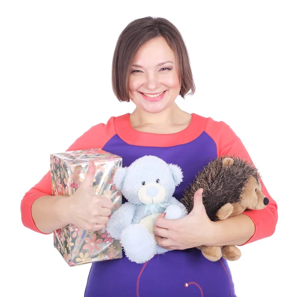 Женщина с подарком и мягкими игрушками — стоковое фото