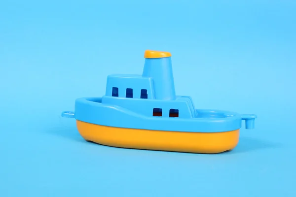 Pequeño barco de juguete plástico — Foto de Stock