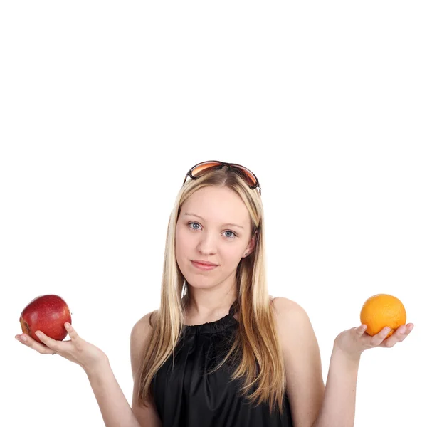 Menina loira segurando maçã e laranja — Fotografia de Stock