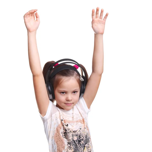 Счастливая маленькая девочка в наушниках — стоковое фото