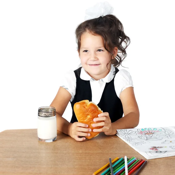 Маленький ребенок с закусками — стоковое фото