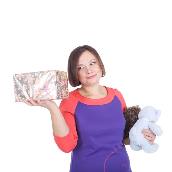 Jeune femme avec des jouets et un cadeau — Photo