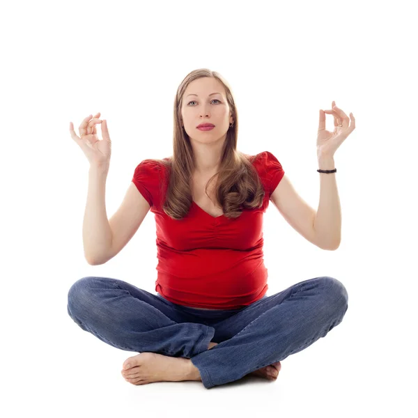 Junge schwangere Frau praktiziert Yoga — Stockfoto