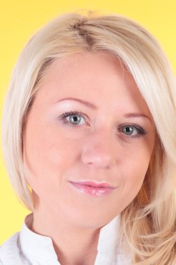 Genç sarışın kız