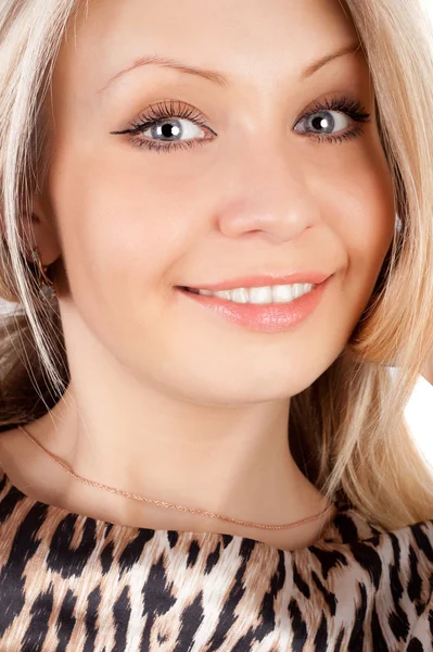 Ung blond vacker leende flicka — Stockfoto