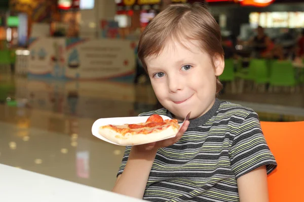 Kleiner Junge isst Pizza — Stockfoto