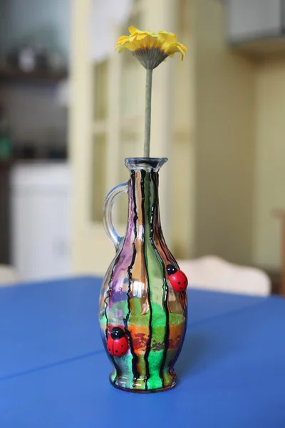 Декоративная стеклянная ваза — стоковое фото