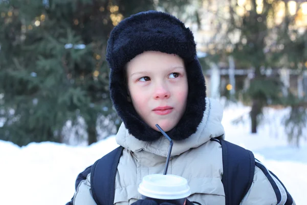 Liten pojke med kopp på vintern — Stockfoto