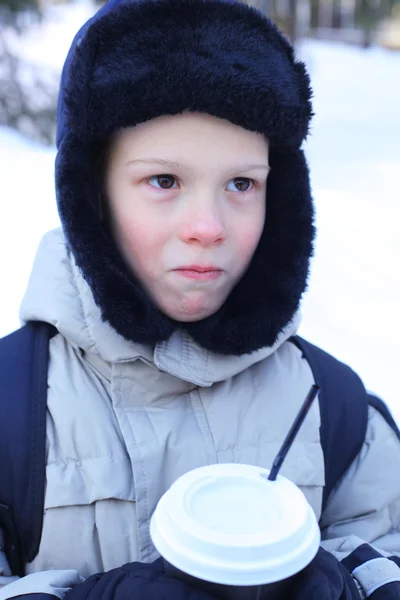 Liten pojke med kopp på vintern — Stockfoto