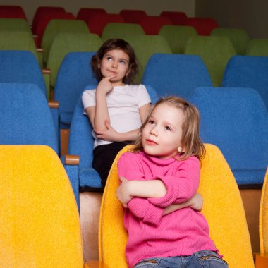 küçük kızlar sinema salonda oturmuş