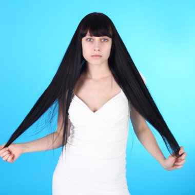 Güzel genç esmer kız.