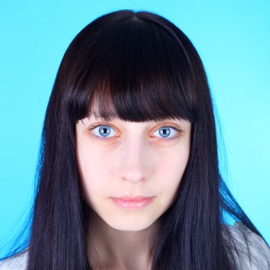 Güzel genç esmer kız.