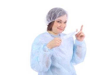 genç doktor koruyucu maske üzerine koyarak