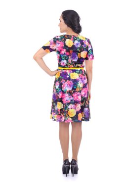 elbise giyen güzel bir kadın