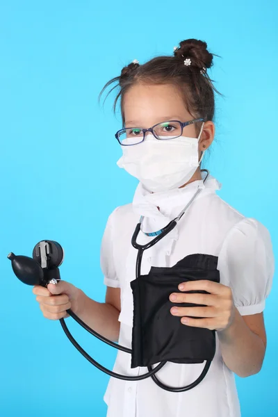 Bambina giocare medico — Foto Stock