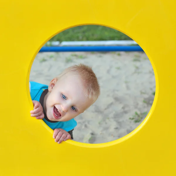 Lindo niño pequeño jugando en el patio — Foto de Stock