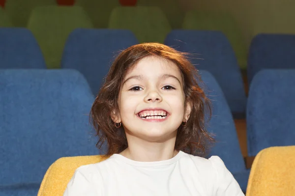 Küçük kız sinema salonda oturmuş — Stok fotoğraf