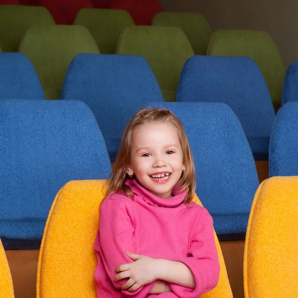 Bambina seduta nella sala del cinema — Foto Stock