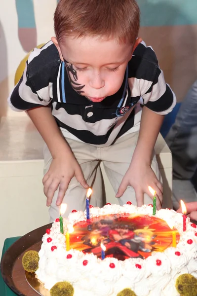 Küçük çocuk üfleme doğum günü mumları — Stok fotoğraf