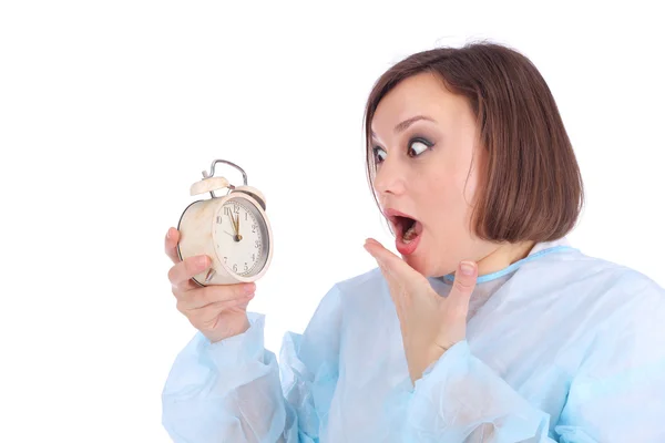 Mooie vrouw in medische uniform met klok — Stockfoto