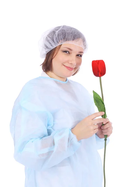 Jolie jeune médecin avec des fleurs — Photo