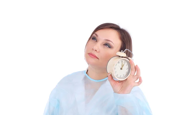 Jolie femme en uniforme médical avec horloge — Photo