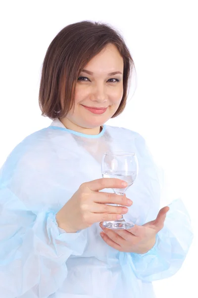 Jolie jeune femme médecin avec verre — Photo