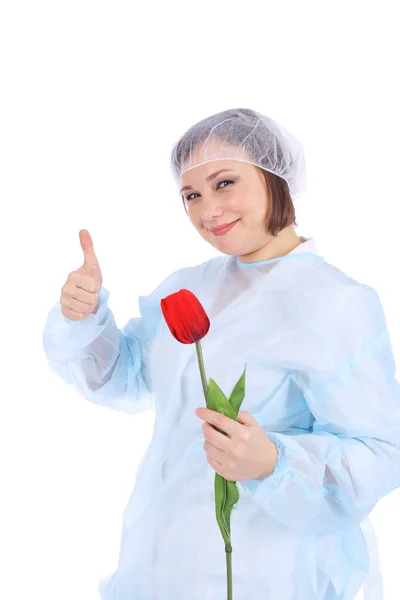 Jolie jeune médecin avec des fleurs — Photo