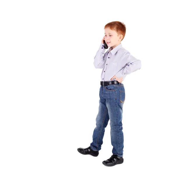 Милый маленький мальчик говорит по телефону — стоковое фото