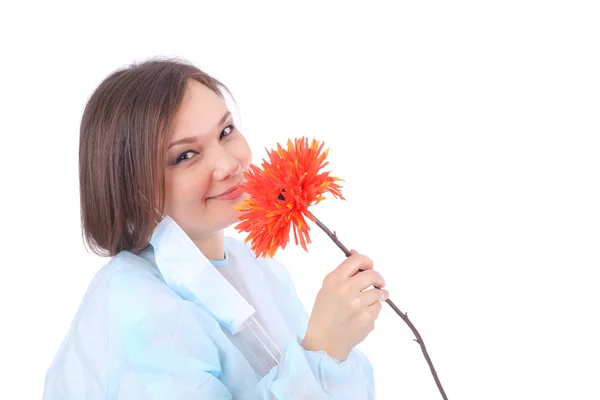 漂亮的年轻医生与花 — 图库照片