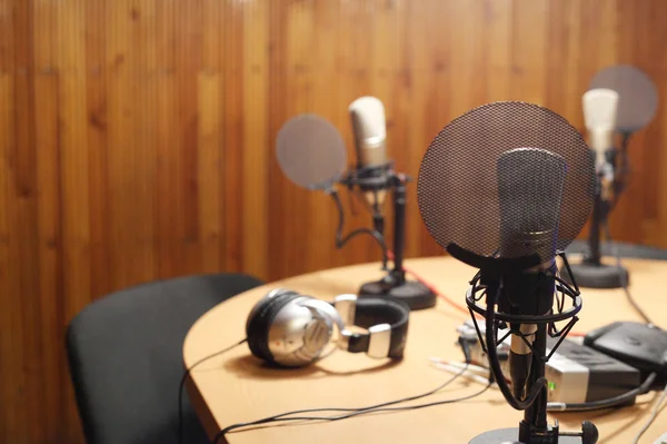 Micrófonos profesionales en el estudio — Foto de Stock