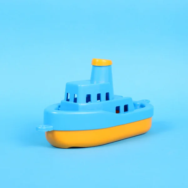 Küçük plastik oyuncak gemi — Stok fotoğraf