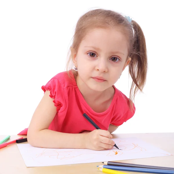 Симпатичная маленькая девочка рисует — стоковое фото