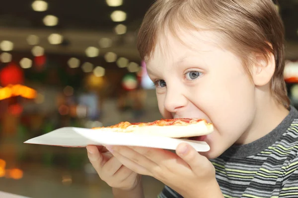 Kleine jongen eten van pizza — Stockfoto