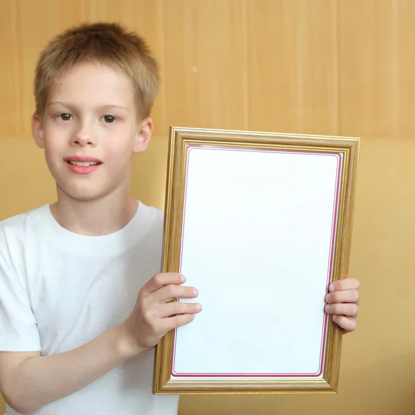 Diploma ile küçük çocuk — Stok fotoğraf