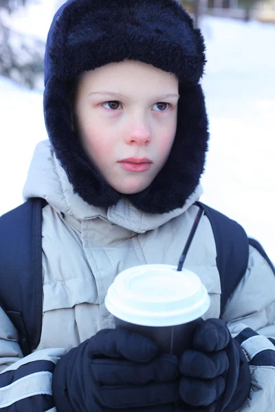 Mały chłopiec z kubkiem w zimie — Zdjęcie stockowe