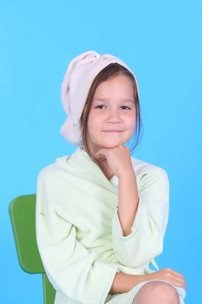 Fille souriante en peignoir de bain — Photo