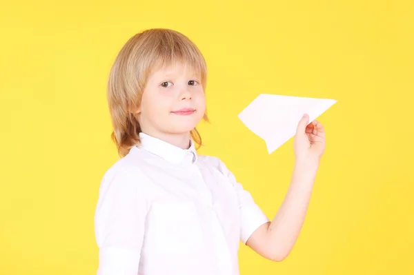 Kleine jongen spelen met speelgoed vliegtuig — Stockfoto