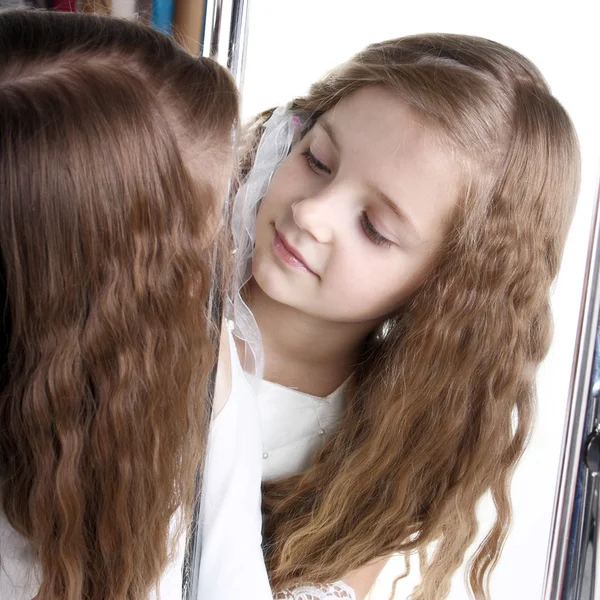 Mooie kleine dame in spiegel — Stockfoto
