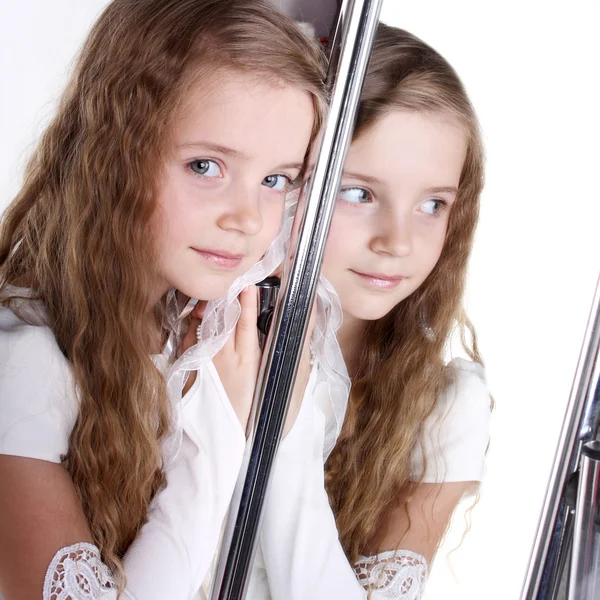 Belle petite fille dans miroir — Photo