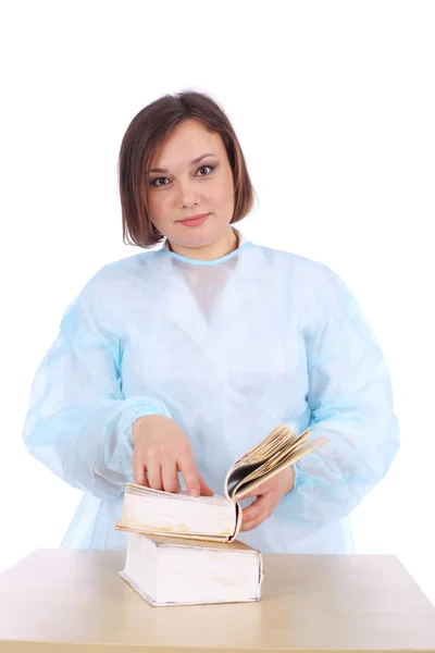 Νεαρή γυναίκα γιατρό με το βιβλίο — Φωτογραφία Αρχείου
