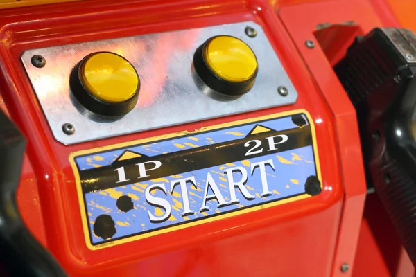 Máquina de arcade vermelho brilhante — Fotografia de Stock