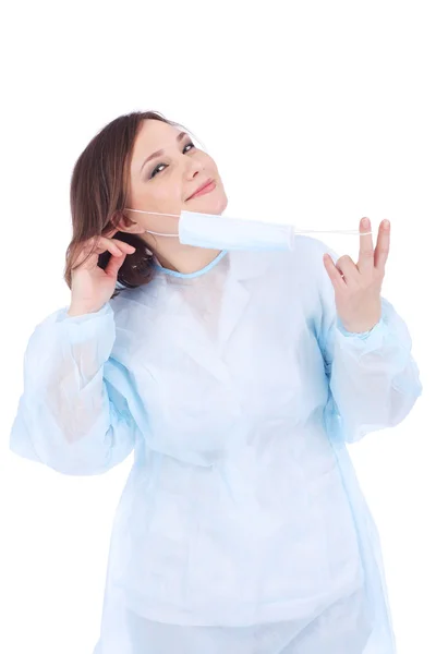 Bonito médico segurando máscara protetora — Fotografia de Stock