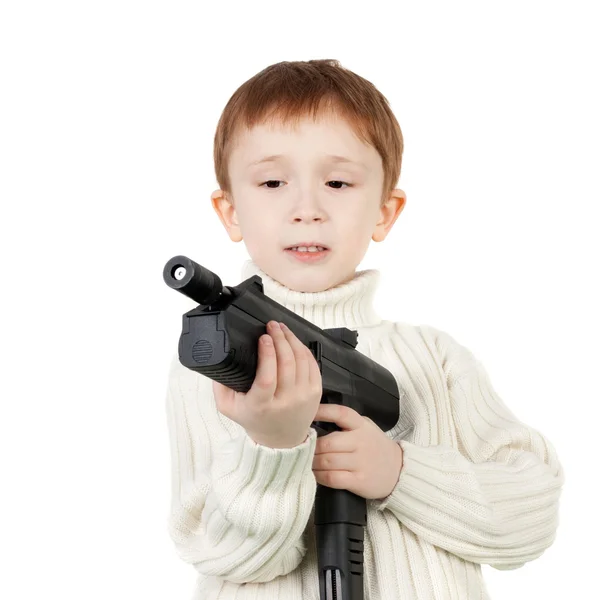 Маленький мальчик с черным пистолетом — стоковое фото