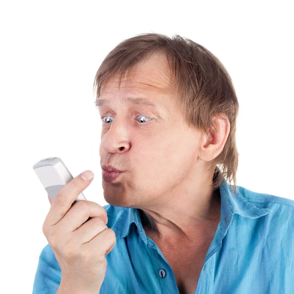 Homem beijando telefone celular — Fotografia de Stock