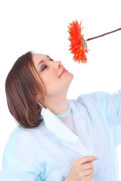 Hübsche junge Ärztin mit Blume — Stockfoto