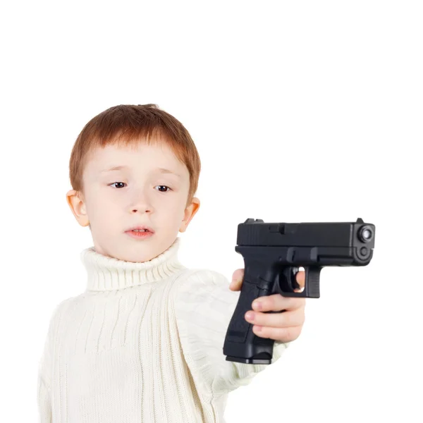 Маленький мальчик с черным пистолетом — стоковое фото