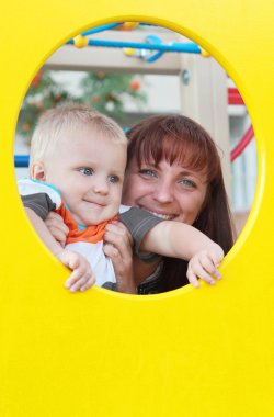 annesiyle oynayan küçük çocuk